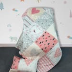 Chăn gối đi học trái tim hồng